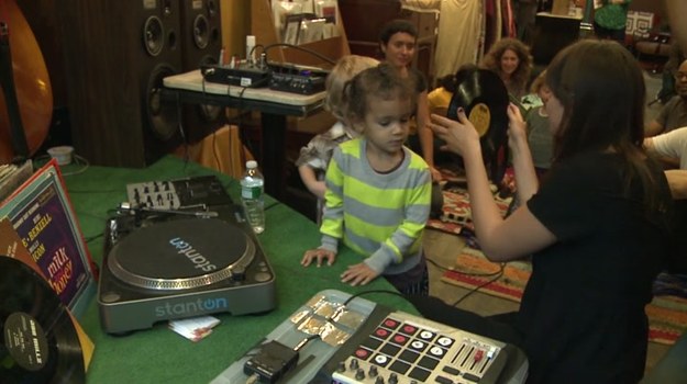 Oto najnowszy trend w dziedzinie dokształcania maluchów: nowocześni rodzice z Nowego Jorku zapisują swoje dzieci do szkoły Baby DJ, prowadzoną przez didżejkę i kompozytorkę Natalie Elizabeth Weiss. Uczą się one tam miksowania własnych dźwięków i gry na niewidzialnej gitarze…