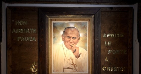 Prefektura Domu Papieskiego przestrzegła przed procederem sprzedaży kart wstępu na kanonizację Jana Pawła II i Jana XXIII 27 kwietnia przyszłego roku. Watykan przypomniał, że nie trzeba kupować żadnego biletu, by móc wziąć udział w tej ceremonii.