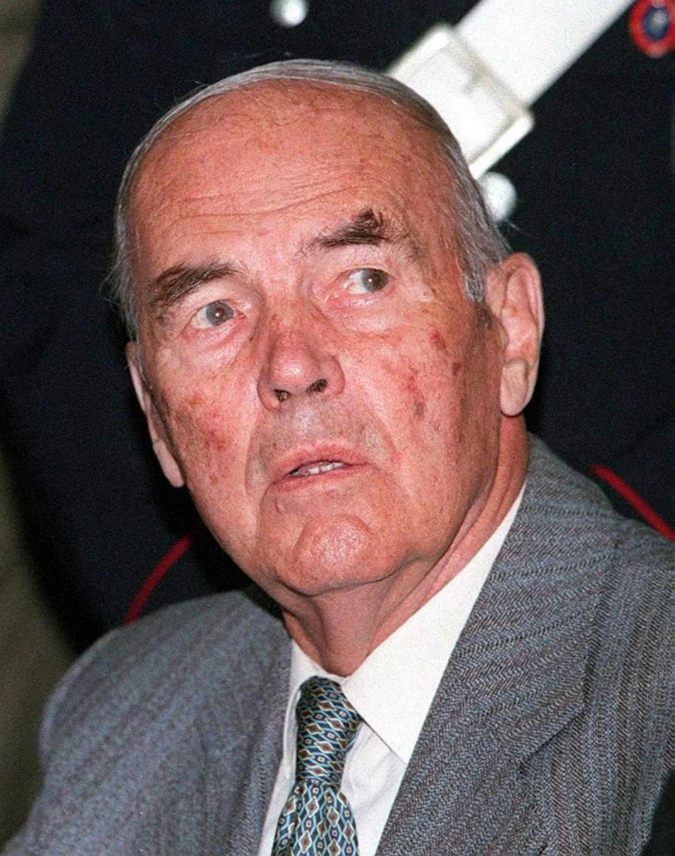 Nikt nie chce pochować w Rzymie hitlerowskiego zbrodniarza wojennego Ericha Priebkego, który zmarł w piątek w wieku 100 lat w areszcie domowym, gdzie odbywał karę dożywocia. Na żadną uroczystość nie zgadzają się ani władze Wiecznego Miasta, ani Kościół.