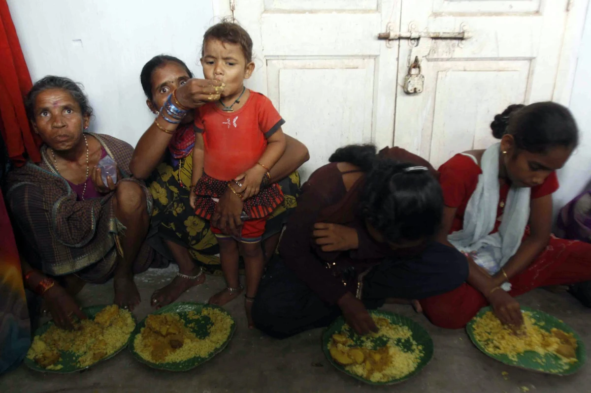 Cyklon Phailin, przed którym uciekały setki tysięcy ludzi,  spowodował śmierć 14 osób w indyjskich stanach Orisa i Andhra Pradeś - poinformowały w niedzielę władze. Około 600 tys. ludzi w 14 tysiącach miejscowości Orisy znalazło się bez dachu nad głową.