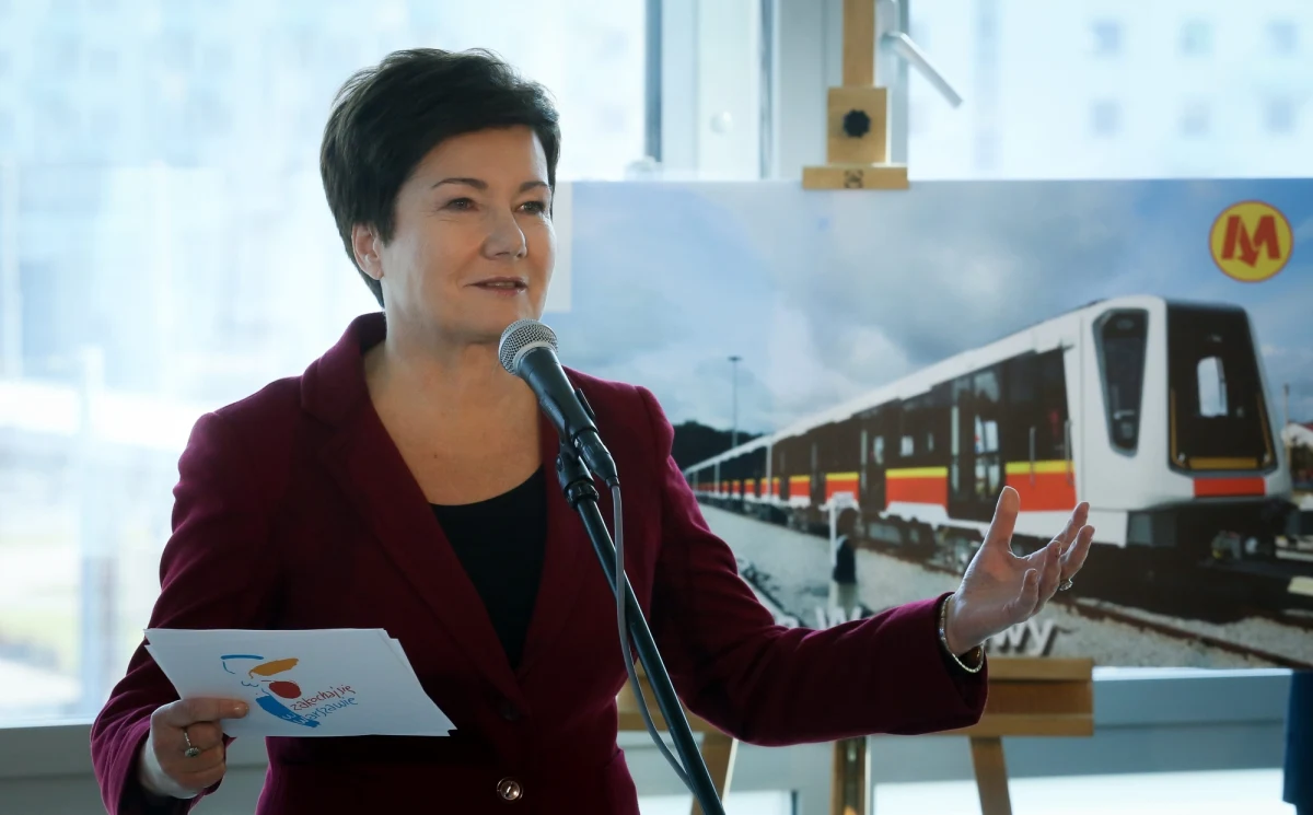 „Referendum mi pomogło; to dla mnie wyraz zaufania, ale także zobowiązanie do jeszcze bardziej wytężonej pracy” - oświadczyła prezydent Warszawy Hanna Gronkiewicz-Waltz. Według sondażowych wyników referendum ws. przedterminowego odwołania zachowa ona urząd. Frekwencja nie osiągnęła wymaganego progu. 