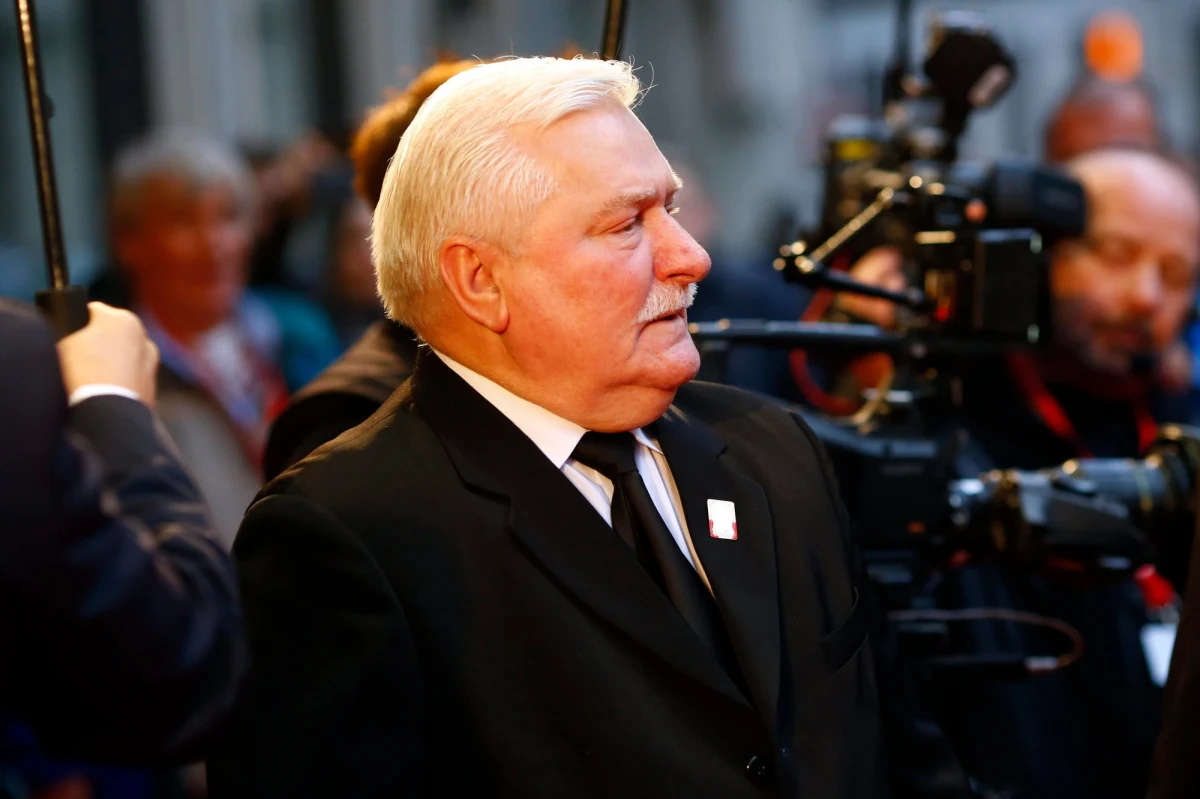 "Zostałem kłamliwie i prowokacyjnie wystawiony przez Ambasadę Polską w Londynie i sponiewierany przez odprawę na lotnisku" – napisał wczoraj wieczorem na swoim mikroblogu w serwisie Wykop Lech Wałęsa. Niestety nie rozwinął tematu.