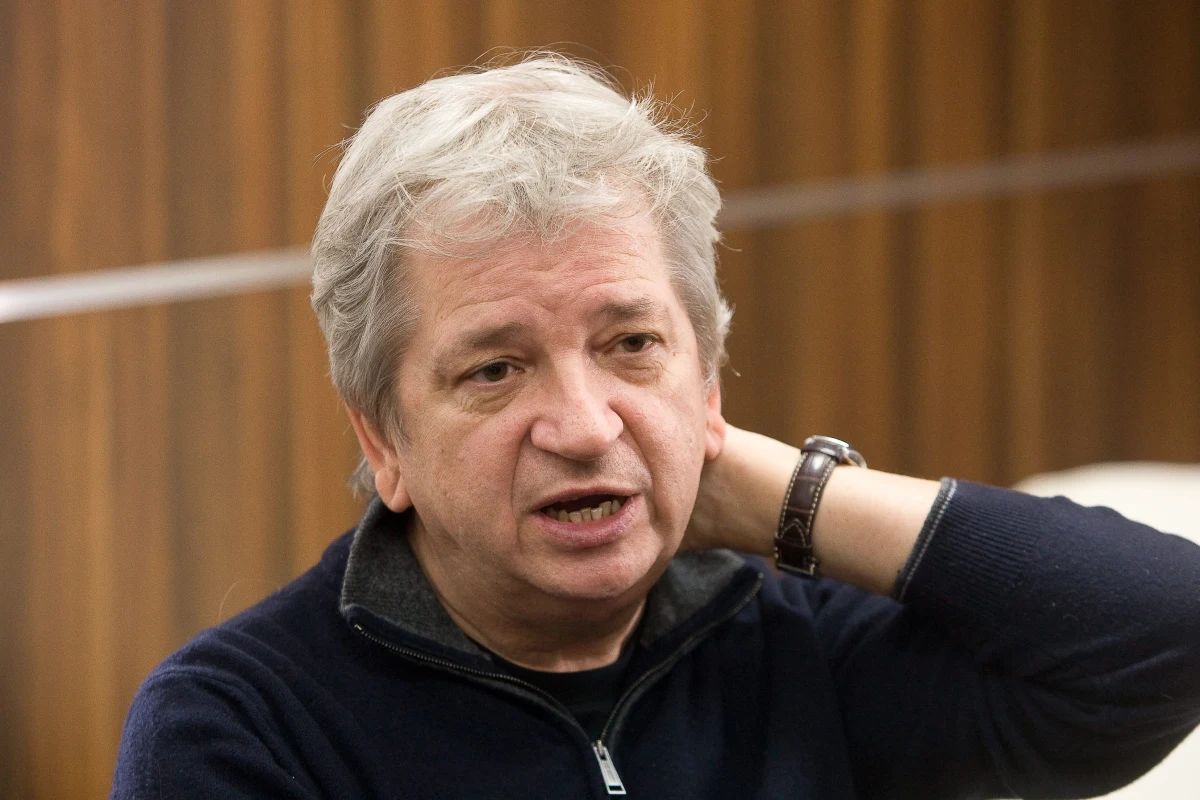 W kinie trzeba ryzykować. Nawet, jeżeli dla niektórych film będzie trudniejszy - w sensie śmiania się z samych siebie -  to i tak warto było go zrobić - mówi o swoim najnowszym filmie "AmbaSSada". Juliusz Machulski. W rozmowie z Katarzyną Sobiechowską-Szuchtą przyznaje, że cieszy go zamieszanie wokół klipu z Więckiewiczem i Nergalem. Nagranie de facto przyciąga zainteresowanie filmem i ludzie na to pójdą - podkreśla.