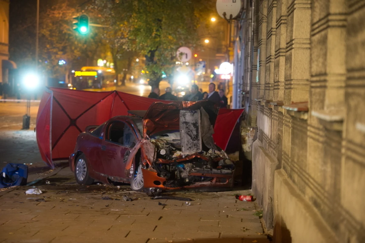 Przed południem 32-letni kierowca, który wczoraj w Łodzi śmiertelnie potrącił 10-latka i 63-letnią kobietę, konwojowany przez policjantów opuścił szpital. Mężczyzna, który w chwili wypadku miał ponad 2 promile alkoholu, będzie trzeźwiał w policyjnym areszcie.