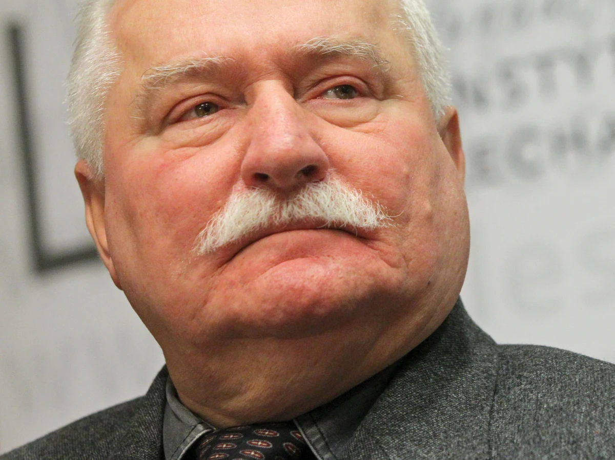 "Ubolewamy, że Pan Prezydent musiał się poddać kontroli" – tak w specjalnym komunikacie na swojej stronie napisała polska ambasada w Londynie. To reakcja na internetowe oświadczenie Lecha Wałęsy. Na swoim mikroblogu były prezydent napisał, że został „kłamliwie i prowokacyjnie wystawiony przez Ambasadę Polską w Londynie i sponiewierany przez odprawę na lotnisku".