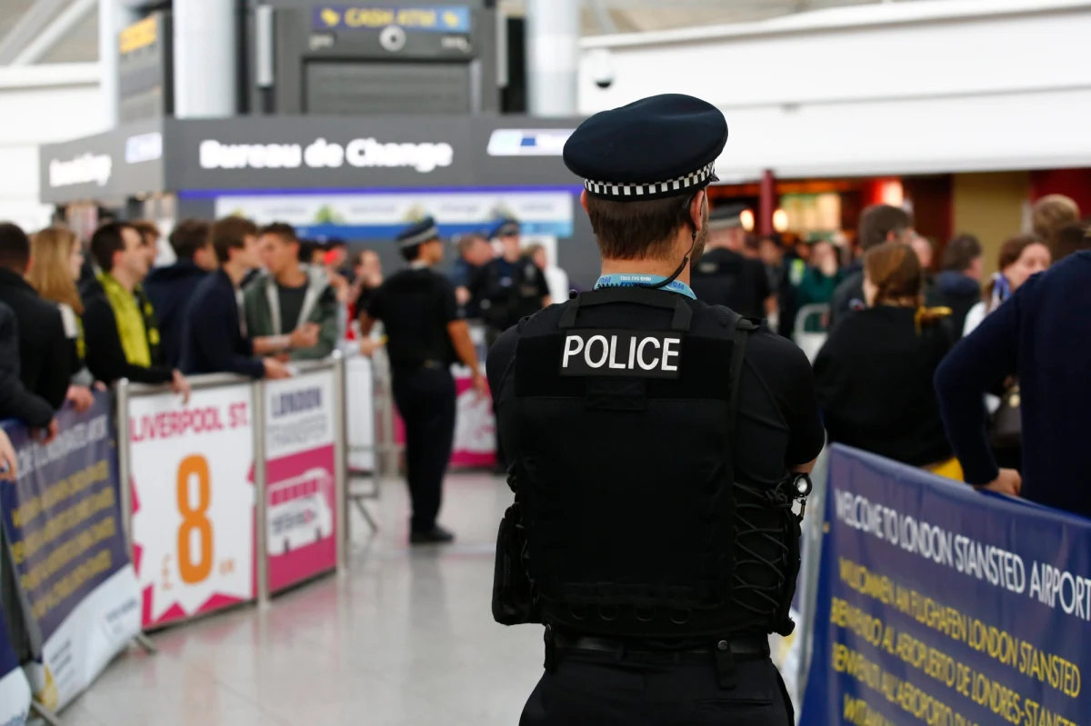 ​Na lotnisku Stansted policja zatrzymała trzech kibiców z Polski. Wszyscy lecieli liniami Ryanair na wtorkowy mecz Polska-Anglia na Wembley. Na pokładzie samolotu upili się, ignorowali polecenia personelu pokładowego i zachowywali się nieodpowiednio.
