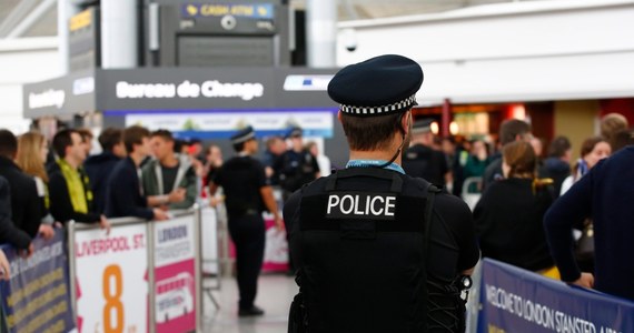 ​Na lotnisku Stansted policja zatrzymała trzech kibiców z Polski. Wszyscy lecieli liniami Ryanair na wtorkowy mecz Polska-Anglia na Wembley. Na pokładzie samolotu upili się, ignorowali polecenia personelu pokładowego i zachowywali się nieodpowiednio.
