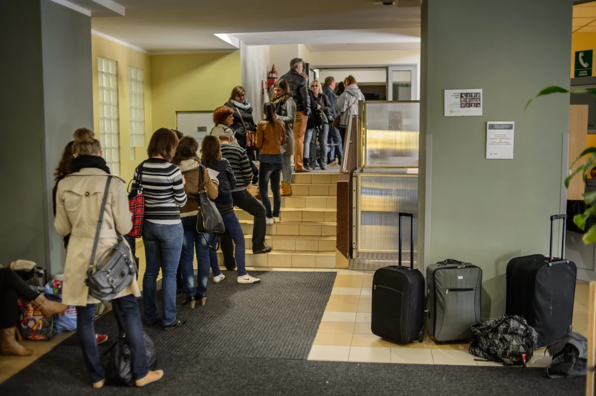 Uczelnie nie mogą się zdecydować, czy wypada pozwolić na wspólne mieszkanie studentom bez ślubu - informuje "Metro". Od tego roku na osiedlu Politechniki Łódzkiej student może zamieszkać w jednym pokoju ze studentką. Para musi tylko przynieść pisemną zgodę rodziców. 