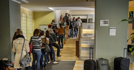 Uczelnie nie mogą się zdecydować, czy wypada pozwolić na wspólne mieszkanie studentom bez ślubu - informuje "Metro". Od tego roku na osiedlu Politechniki Łódzkiej student może zamieszkać w jednym pokoju ze studentką. Para musi tylko przynieść pisemną zgodę rodziców. 