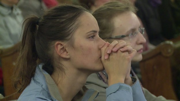 Najpierw msza w intencji singli – a potem spotkanie zapoznawcze w podziemiach kościoła przy skromnym poczęstunku. W ten sposób niektóre parafie pomagają samotnym Polakom w znalezieniu pokrewnej duszy. Uczestnicy tych nietypowych „randek” pragną, aby w ich przyszłym małżeńskim życiu religia odgrywała ważną rolę – dlatego właśnie szukają kandydata na współmałżonka w takim a nie innym otoczeniu. Niektórym się udaje – Elżbieta i Grzegorz spotkali się w swojej parafii, wzięli ślub, a teraz oczekują narodzin dziecka. Jeśli wierzyć dobrze poinformowanym, takich „wyswatanych” w kościele par są ponoć dziesiątki!