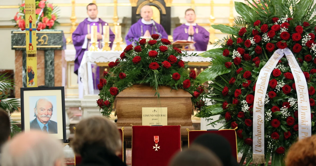 Pogrzeb na warszawskich Starych Powązkach