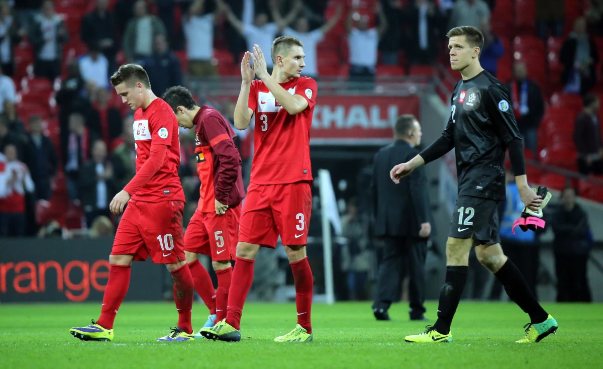 "Ten mecz był taki, jak całe eliminacje, czyli czujemy niedosyt. Mogliśmy się pokusić o lepszy wynik, ale by go osiągnąć z Anglią na Wembley, to trzeba strzelać bramki" - powiedział po przegranym meczu trener polskiej reprezentacji Waldemar Fornalik. Na stadionie Wembley Anglia pokonała Polskę 2:0.