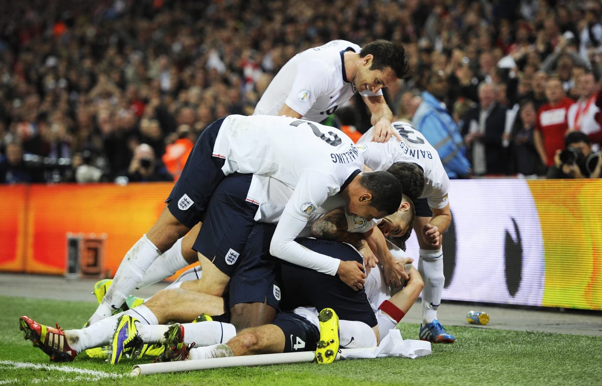 Polska przegrała na Wembley z reprezentacją Anglii 0:2 w ostatnim swoim występie w eliminacjach piłkarskich mistrzostw świata. Gole dla gospodarzy zdobyli Wayne Rooney w 41. i Steven Gerrad w 88. minucie gry. Tym samym zapewnili swojemu zespołowi awans do mundialu w Brazylii.