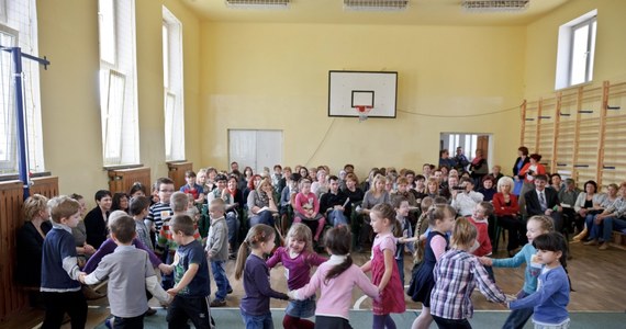 W przyszłym tygodniu posłowie zajmą się wnioskiem o plebiscyt w sprawie obniżenia wieku szkolnego, zapowiada "Rzeczpospolita". Pomysł poddania tej reformy pod referendum poparło niemal milion osób. 