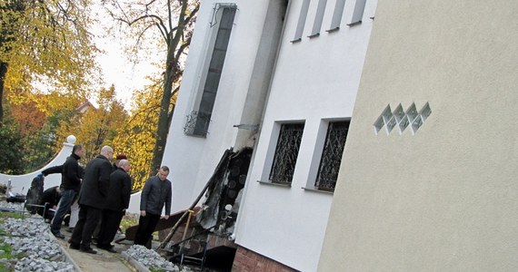 To było celowe podpalenie - usłyszał nieoficjalnie reporter RMF FM od śledczych, zajmujących się sprawą nocnego pożaru przy drzwiach do meczetu w Gdańsku przy ul. Polanki. Uszkodzone zostały drzwi boczne, elewacja budynku i elementy wyposażenia. Również imam Gminy Muzułmańskiej w Gdańsku Hani Hraish uważa, że to było podpalenie.