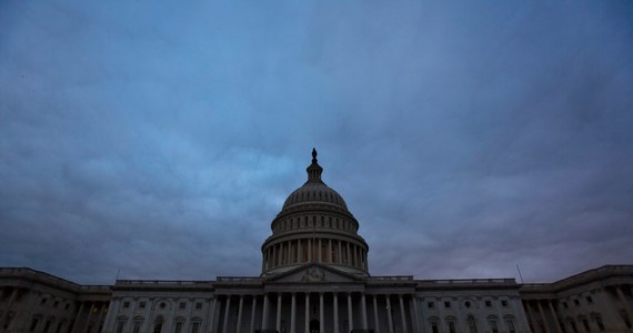 Senat porozumiał się w sprawie kompromisu budżetowego USA – wynika z nieoficjalnych informacji. W Izbie Reprezentantów wciąż trwa dyskusja. O północy Stany Zjednoczone osiągną dozwolony limit zadłużenia. Do tego od początku miesiąca USA nie mają budżetu. Teoretycznie za kilkanaście godzin Ameryka może być niewypłacalna i przestanie regulować swoje zobowiązania. 
