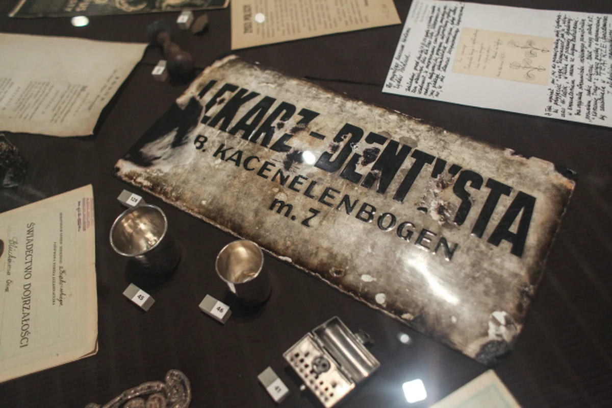 Drewniane szachy wykonane w 1943 r. przez ukrywającą się bunkrze w Kołomyi Polę Najder, zbiór książek i ubranek dziecięcych, które zmuszona do emigracji w wyniku kampanii antysemickiej Marca'68 Anna Trachtenherc zabrała z sobą do Szwecji - takie niezwykłe pamiątki będzie można od jutra oglądać na wystawie w warszawskim Muzeum Historii Żydów Polskich. 
