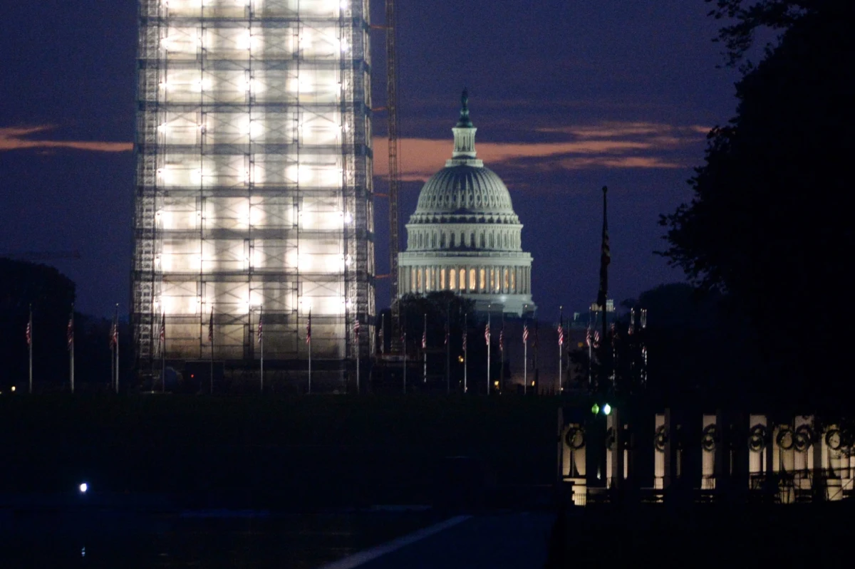 Trwa wielkie otwieranie Ameryki. Po dwóch tygodniach przestoju, do pracy wracają pracownicy federalni. Znikają barierki, które ustawione były wokół pomników, znów można zwiedzać parki narodowe. 