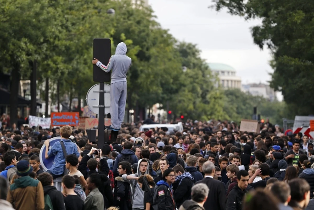 Tysiące paryskich licealistów wyszło na ulice, by zaprotestować przeciwko wydaleniu z Francji pochodzącej z Kosowa Romki. 15-letnia uczennica wraz z rodziną musiała wrócić do kraju po przegraniu batalii o uzyskanie azylu nad Sekwaną.  