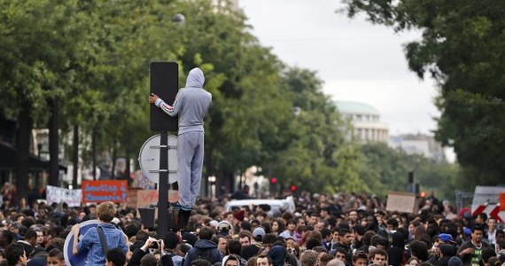 Tysiące paryskich licealistów wyszło na ulice, by zaprotestować przeciwko wydaleniu z Francji pochodzącej z Kosowa Romki. 15-letnia uczennica wraz z rodziną musiała wrócić do kraju po przegraniu batalii o uzyskanie azylu nad Sekwaną.  