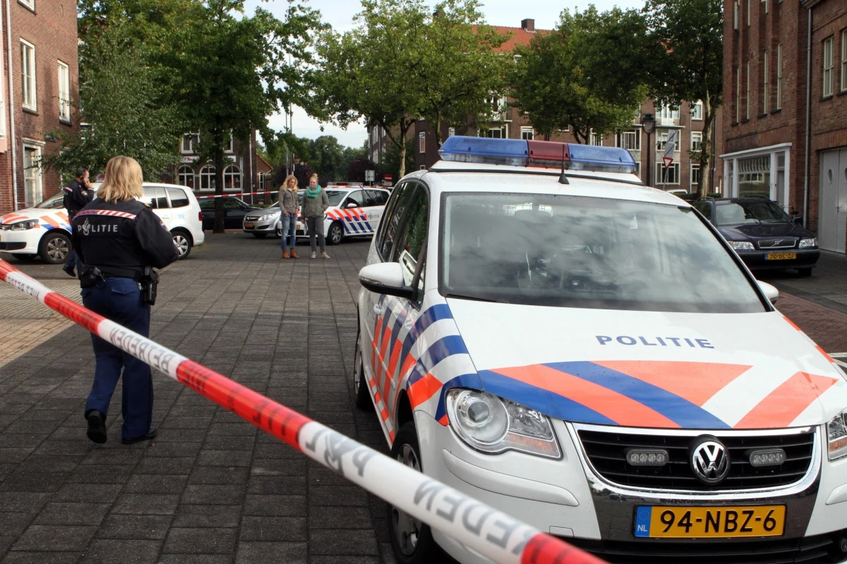 Holenderski policjant, który zastrzelił Polaka nie został zawieszony w obowiązkach. Został jedynie przesłuchany w charakterze świadka. Dziś ma zostać przeprowadzona sekcja zwłok Polaka. 22-latek zginął w mieście Venlo. Pochodzący z woj. kujawsko-pomorskiego mężczyzna miał stanowić zagrożenie dla przechodniów oraz interweniujących funkcjonariuszy. 