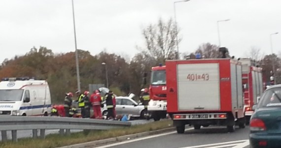 Do tragicznego w skutkach zderzenia ciężarówki z autem osobowym doszło na trasie numer 78 w Siewierzu w województwie śląskim. W wypadku zginęły trzy osoby, dwie są w stanie ciężkim.