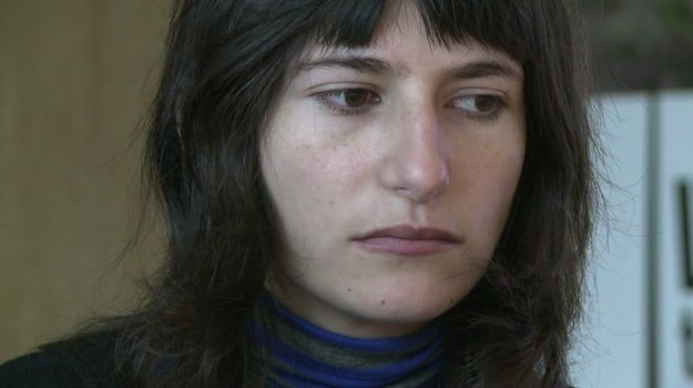 Marion Larat to ambitna, 25-letnia studentka z Bordeaux. Ma przed sobą całe życie… Niestety, od kilku lat ta młoda kobieta jest w połowie sparaliżowana. To efekt powikłań zakrzepowo-zatorowych, które wywołało u niej przyjmowanie pigułek antykoncepcyjnych III generacji. Marion przeszła udar mózgu i była bliska śmierci… Dziś walczy o to, by pigułki, które o mało jej nie zabiły, zniknęły z rynku.


Sprawą Marion – która pozwała do sądu farmaceutyczny koncern Bayer, producenta doustnej antykoncepcji hormonalnej III generacji - zainteresował się już francuski rząd. Okazuje się bowiem, że aż 10 procent kobiet ma wrodzoną wadę genetyczną, która powoduje zwiększone ryzyko zmian zakrzepowo-zatorowych w ich organizmie. Dla nich przyjmowanie takiej antykoncepcji to wyrok śmierci… Niestety, lekarze nie zlecają pacjentkom szczegółowych badań, a one wierzą, że nowoczesne metody zapobiegania ciąży są w pełni bezpieczne.