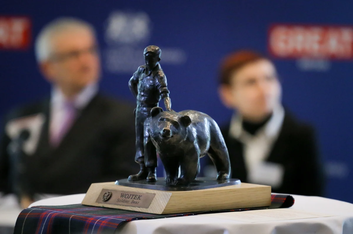 "Wojtek, syryjski niedźwiedź brunatny, adoptowany przez żołnierzy 2 Korpusu Polskiego generała Andersa, to wspólny bohater Polski i Wielkiej Brytanii" - mówi w rozmowie z RMF FM ambasador Robin Barnett. Niedźwiedź, służący w stopniu szeregowca w 22. Kompanii Zaopatrywania Artylerii został wyróżniony własnym wzorem tartanu. W maju przyszłego roku u podnóża zamku w Edynburgu stanie pomnik przedstawiający Wojtka i jego opiekuna, kaprala Piotra Prendysza.