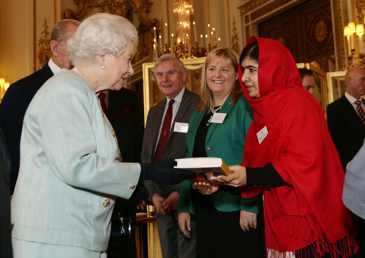 Królowa Elżbieta II przyjęła na audiencji w Pałacu Buckingham Malalę Yousafzai. To 16-letnia Pakistanka działającą na rzecz prawa dziewcząt i kobiet do edukacji. Nastolatka podarowała monarchini swoją autobiografię. 