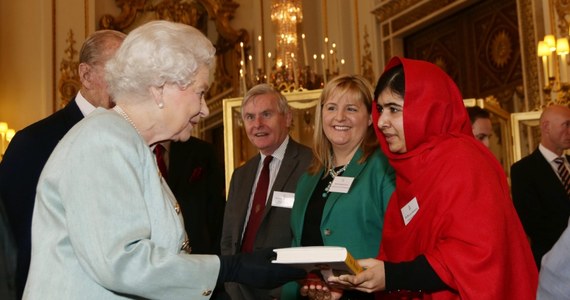 Królowa Elżbieta II przyjęła na audiencji w Pałacu Buckingham Malalę Yousafzai. To 16-letnia Pakistanka działającą na rzecz prawa dziewcząt i kobiet do edukacji. Nastolatka podarowała monarchini swoją autobiografię. 