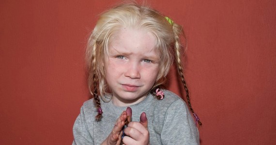 Grecka policja opublikowała zdjęcie 4-letniej dziewczynki. Została znaleziona w obozie romskim w miejscowości Farsala. Badanie DNA wykazało, że nie jest córką pary, która podawała się za jej rodziców. Zdjęcie dziecka opublikowano w nadziei na odnalezienie jej rodziny.