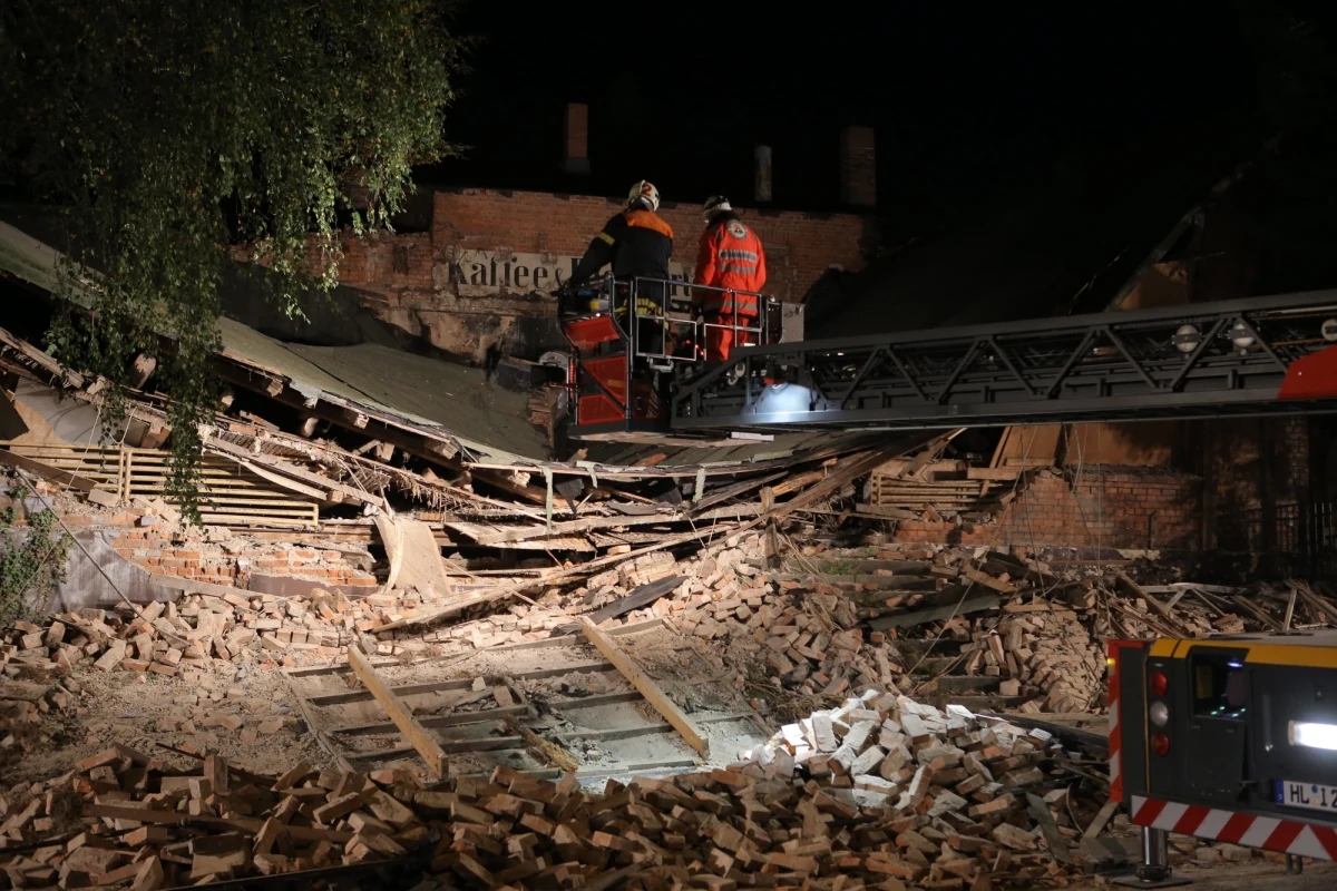 W Lubece w Niemczech zawalił się liczący 100 lat budynek. Ratownicy poszukują 15-letniej dziewczyny, która może być pod gruzami budynku.