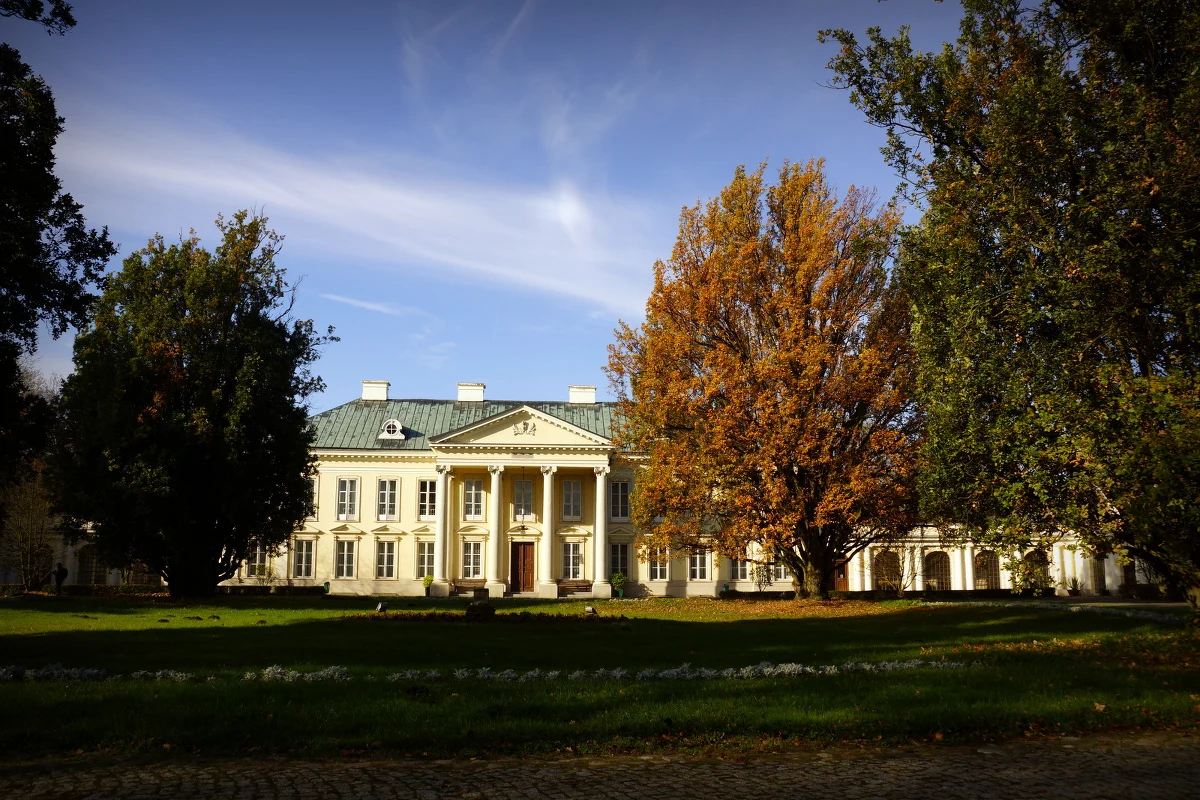 Dziś w Faktach z Twojego Miasta zabieramy Was w podróż na Ziemię Łowicką – do Księżaków. Nie będzie to jednak obracanie się w rytm oberka w pasiastym stroju ludowym, charakterystycznym w tym regionie, ale będzie to obracanie się w wyższych sferach. Wóz satelitarny RMF FM dziś gości w Walewicach. 