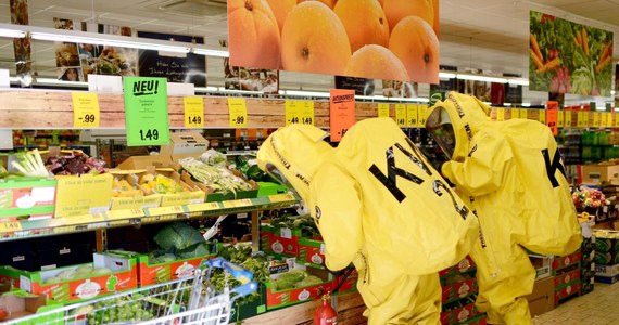 Z supermarketu w niemieckim Kornwestheim pilnie ewakuowano klientów, po tym jak 19-letni pracownik sklepu został ukąszony przez tajemniczego – jak się później okazało - pająka. Ręka chłopaka zaczęła gwałtownie puchnąć. Mężczyzna z minuty na minutę czuł się coraz gorzej. 