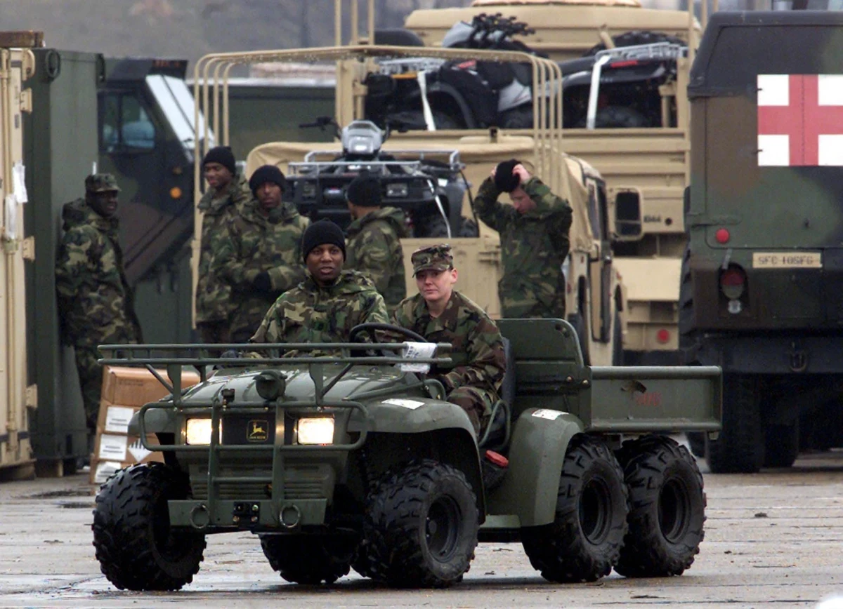 USA rozpoczęły przenoszenie do Rumunii działań bazy Manas w Kirgistanie, dotąd służącej jako lotnisko tranzytowe dla amerykańskich samolotów transportowych zaopatrujących siły międzynarodowe w Afganistanie - poinformował Pentagon. 