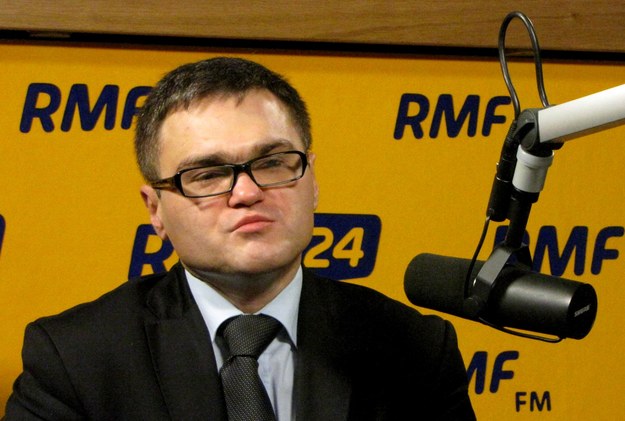 Mamy do czynienia z tragikomedią i graniem na grobach ofiar - mówi o komisji Antoniego Macierewicza Rafał Rogalski w Kontrwywiadzie RMF FM. - Profesor Rońda to czubek góry lodowej. Żaden z ekspertów Macierewicza nie posiada kwalifikacji do badania wypadków lotniczych - twierdzi Rogalski. - Cześć ekspertów, tworzących dziś zespół, sama się do Macierewicza zgłaszała, a on przeprowadzał casting. To entuzjaści bez wiedzy - mówi o ekspertach komisji Macierewicza były pełnomocnik Jarosława Kaczyńskiego. - Posłowie i senatorowie PiS ostrzegali mnie przed Macierewiczem. Mówili, że to osoba niezrównoważona. Mówili, że może doprowadzić do upadku człowieka, który się do niego zbliży. Kto dotyka smoły, ten się ubrudzi - mówi Rogalski w RMF FM.