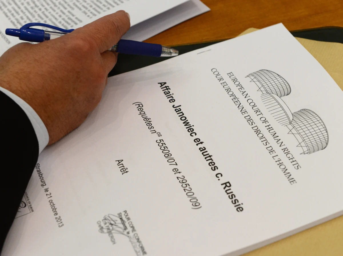 "Europejski Trybunał Praw Człowieka chodzi na smyczy Rosji" - tak rosyjski Memoriał zareagował na decyzję Trybunału w Strasburgu w sprawie zbrodni katyńskiej. "Zachowały się resztki zdrowego rozsądku i świadomości prawnej" - komentował z kolei deputowany do Dumy Siergiej Obuchow. Polski MSZ zapewnia natomiast, że będzie domagał się od Rosji prawnej rehabilitacji ofiar z Katynia.