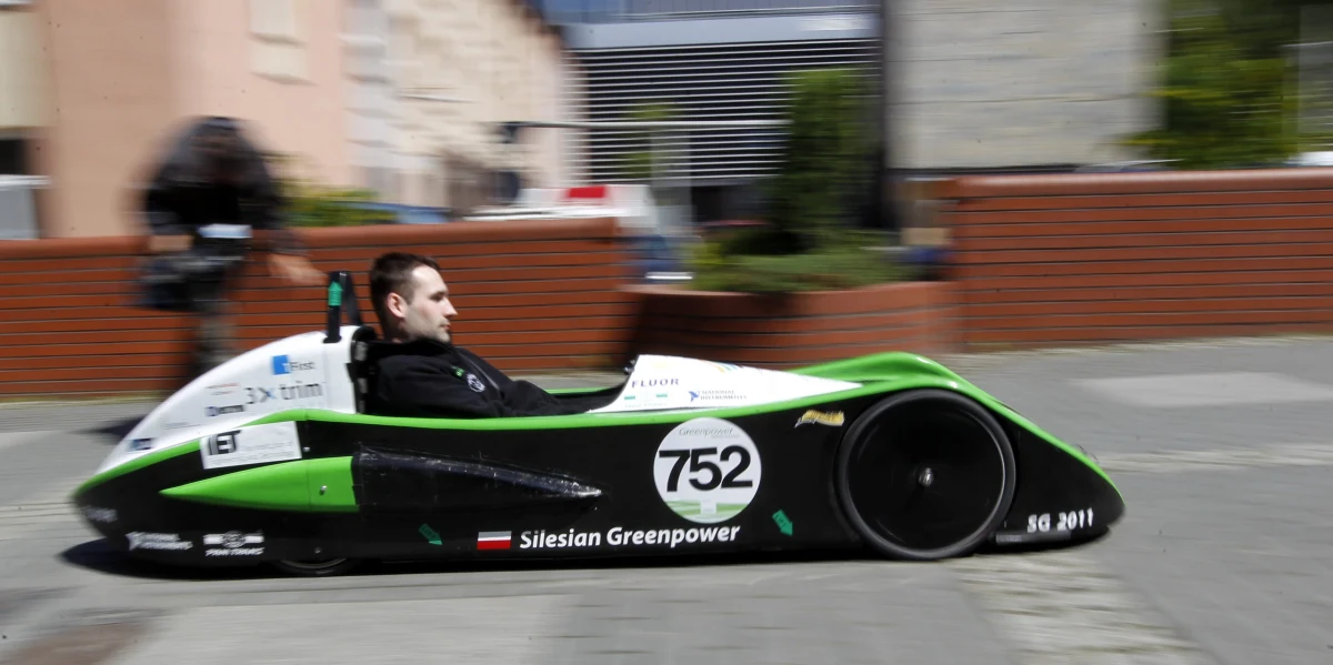 Studenci Politechniki Śląskiej skonstruowali bolid elektryczny i wystartowali nim w wyścigu Greenpower Corporate Challenge, który odbył się na legendarnym Goodwood Motor Circuit  w Wielkiej Brytanii. Pokonali nawet jaguara - donosi "Dziennik Zachodni".