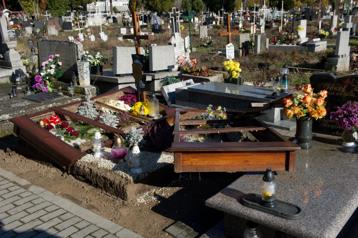 Łódzcy policjanci zatrzymali 16-latka i 35-letniego mężczyznę, podejrzewanych o zniszczenie około 100 grobów na łódzkim cmentarzu „Mania”. Łodzianie są nietrzeźwi, więc jeszcze nie usłyszeli zarzutów. Policjantom przyznali jedynie, że po zakrapianej alkoholem imprezie z nudów poszli na cmentarz niszczyć groby. Wieczorem w ręce policji wpadł trzeci podejrzany - 32-letni łodzianin.