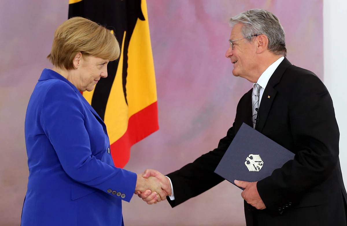 Prezydent Niemiec Joachim Gauck po ukonstytuowaniu się nowego parlamentu odwołał ze stanowisk rządowych kanclerz Angelę Merkel i jej ministrów. Gabinet będzie pełnił obowiązki do czasu wybrania przez Bundestag, prawdopodobnie w grudniu, nowego rządu. 