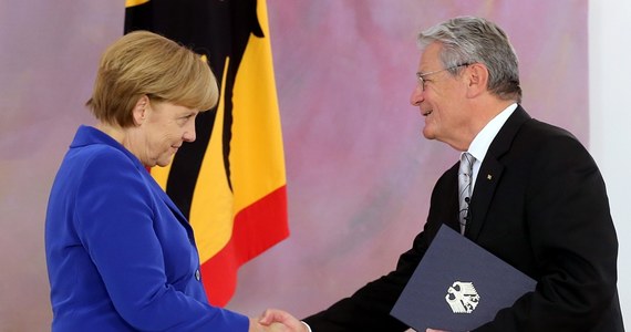 Prezydent Niemiec Joachim Gauck po ukonstytuowaniu się nowego parlamentu odwołał ze stanowisk rządowych kanclerz Angelę Merkel i jej ministrów. Gabinet będzie pełnił obowiązki do czasu wybrania przez Bundestag, prawdopodobnie w grudniu, nowego rządu. 