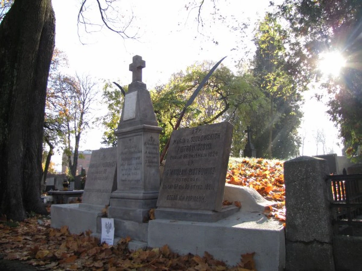 Zabytkowy pomnik powstańców styczniowych: Konstantego i Marii z Rogolińskich Piotrowiczów, przeszedł renowację. Teraz mogiłę na Starym Cmentarzu w Łodzi znów wieńczą kosy osadzone na sztorc. Będzie można ją podziwiać przy okazji odwiedzin grobów bliskich w dniu Wszystkich Świętych. 