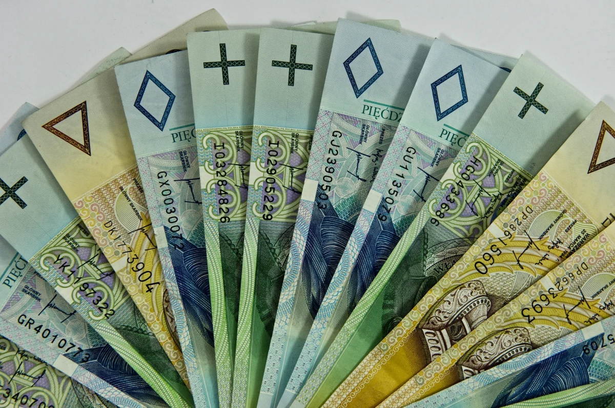 PSL jutro zamierza złożyć w Sejmie projekt przygotowany przez samorząd Mazowsza, który ograniczyłby wysokość janosikowego do 400 mln zł - informuje "Rzeczpospolita". Gdyby ustawa przeszła, to Mazowsze w przyszłym roku zapłaciłoby o 240 mln złotych mniej janosikowego (w przyszłym roku sejmik ma zapłacić 640 mln zł). 