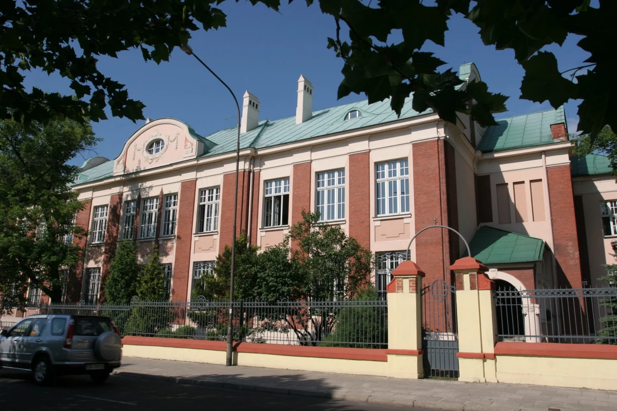 Nocne życie w warszawskim SPATiF-ie, tajemnice alkowy ówczesnych celebrytów, bohema artystyczna i jej skandale - o tym wszystkim przeczytacie w książce "Seks, sztuka i alkohol. Życie towarzyskie lat 60." Andrzeja Klima.