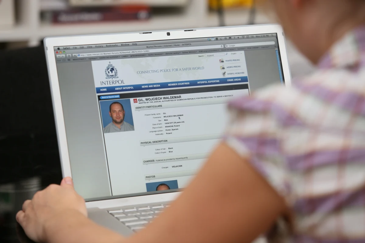 Ośmioro dzieci z Dominikany obciąża księdza Wojciecha Gila - dowiedziała się TVP Info. Dominikańscy śledczy dysponują zeznaniami dwóch mieszkańców Juancalito, którzy twierdzą, że na zabezpieczonych zdjęciach z pornografią dziecięcą rozpoznają polskiego księdza. Według ustaleń dziennikarza TVP Info, który przez dwa tygodnie przebywał na Dominikanie, lada moment powinny stamtąd trafić do polskiej prokuratury dowody zebrane przez śledczych. 