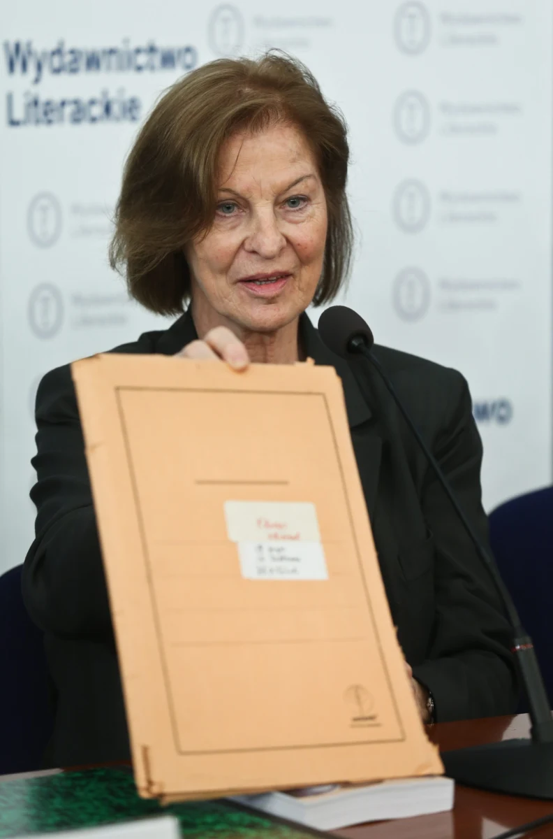 Dziś wieczorem czytelnicy będą mieli niepowtarzalną okazję zobaczenia rękopisu "Kronosa" Witolda Gombrowicza. Podczas pokazu "Mamy to na piśmie" Wydawnictwo Literackie zaprezentuje także rękopisy innych swoich autorów.

