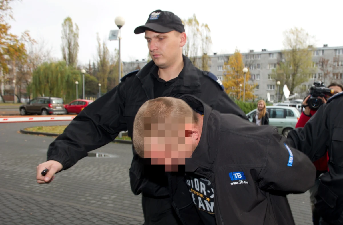 Sąd aresztował na trzy miesiące 32-letniego Roberta G. oraz 29-letniego Marcina B. Obaj podejrzani są o zniszczenie grobów na łódzkim cmentarzu "Na Mani". Wcześniej pod opiekę rodziców został przekazany 16-letni chłopak, trzeci uczestnik wandalizmu na łódzkiej nekropolii.