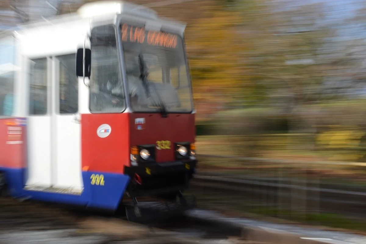 Hałas, stukot kół, drgająca podłoga i pękające ściany – to codzienność mieszkańców ulicy Perłowej w Bydgoszczy. Kilka metrów od ich okien biegnie ruchliwa linia tramwajowa, która od lat uprzykrza im życie. „To dla nas ogromny problem. Jesteśmy skazani na dożywocie w wiecznym hałasie!”- alarmują mieszkańcy i proszą RMF FM o pomoc.