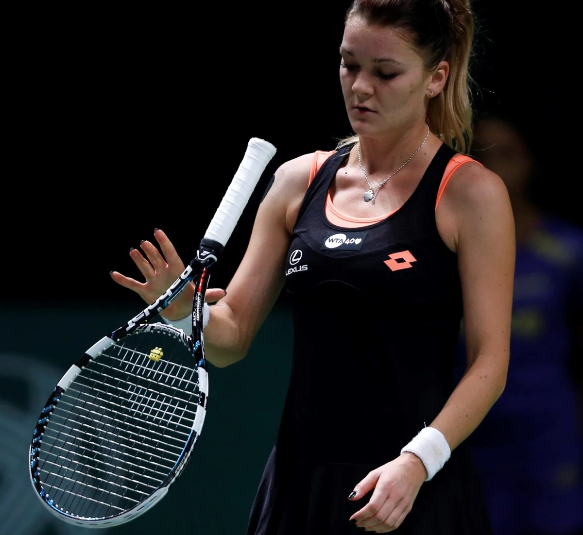 Agnieszka Radwańska przegrała w Stambule z niemiecką tenisistką polskiego pochodzenia Angelique Kerber (8.) 2:6, 2:6. Była to jej trzecia porażka w Grupie Czerwonej kończącego sezon turnieju WTA Championships z pulą nagród w wysokości 6 mln dolarów.