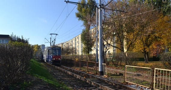 Torowisko tramwajowe na ulicy perłowej w Bydgoszczy zostanie przebudowane – usłyszał nasz reporter w bydgoskim Zarządzie Dróg Miejskich i Komunikacji. Drogowcy obiecują, że problem zniknie już w przyszłym roku. Do tego czasu mieszkańcy muszą co dzień zmagać się z uciążliwym hałasem i drganiami, od których pękają ściany.